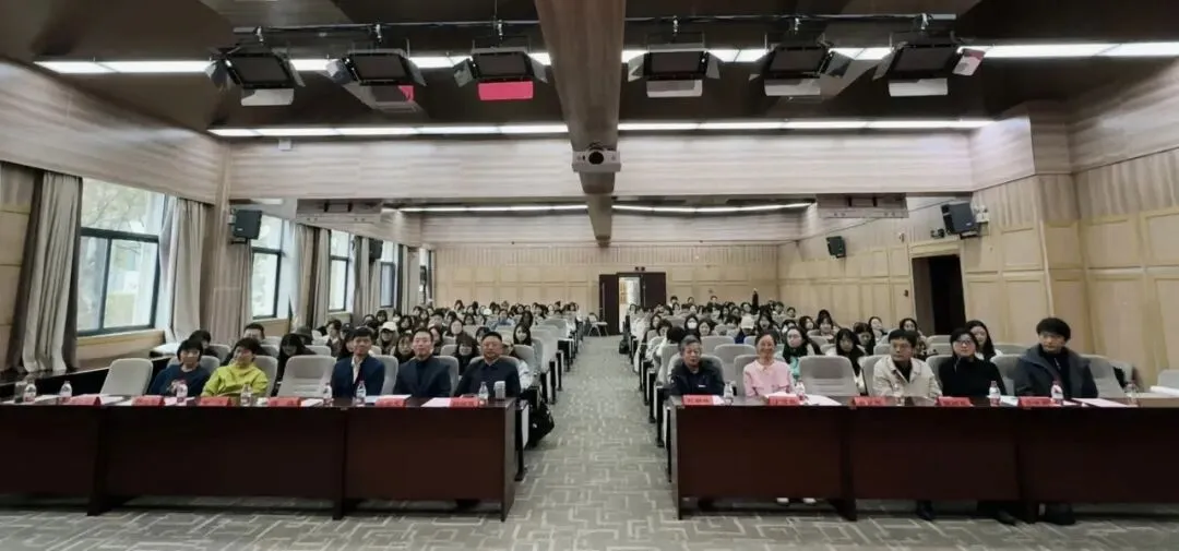 yl23455永利集团举办庆祝第26个中国记者节研究生主题党日活动
